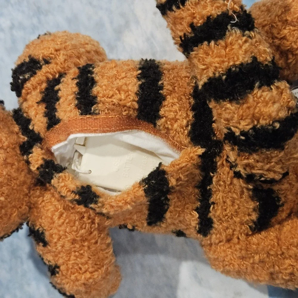 GUND Classic Pooh Plush & WORKING 1998‎ Mattel Singing Tigger With Batteries